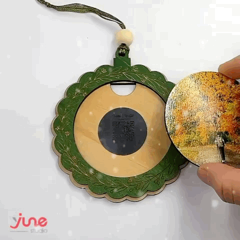 Round Wreath Ornament with Magnetic Photo Tile – Gift Set